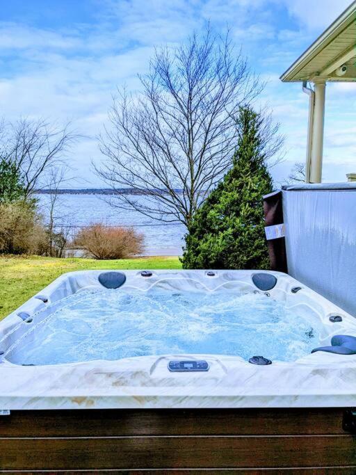 Artemis Lakehouse - Hot Tub, Lakefront & Racetrack Villa Saratoga Springs Exteriör bild